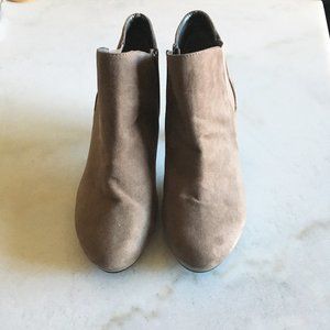 NWOT! Bandolino Miku suede look tan ankle booties